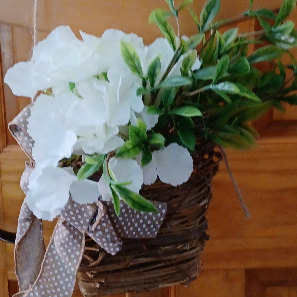 NWOT FLORAL DOOR HANGING BASKET